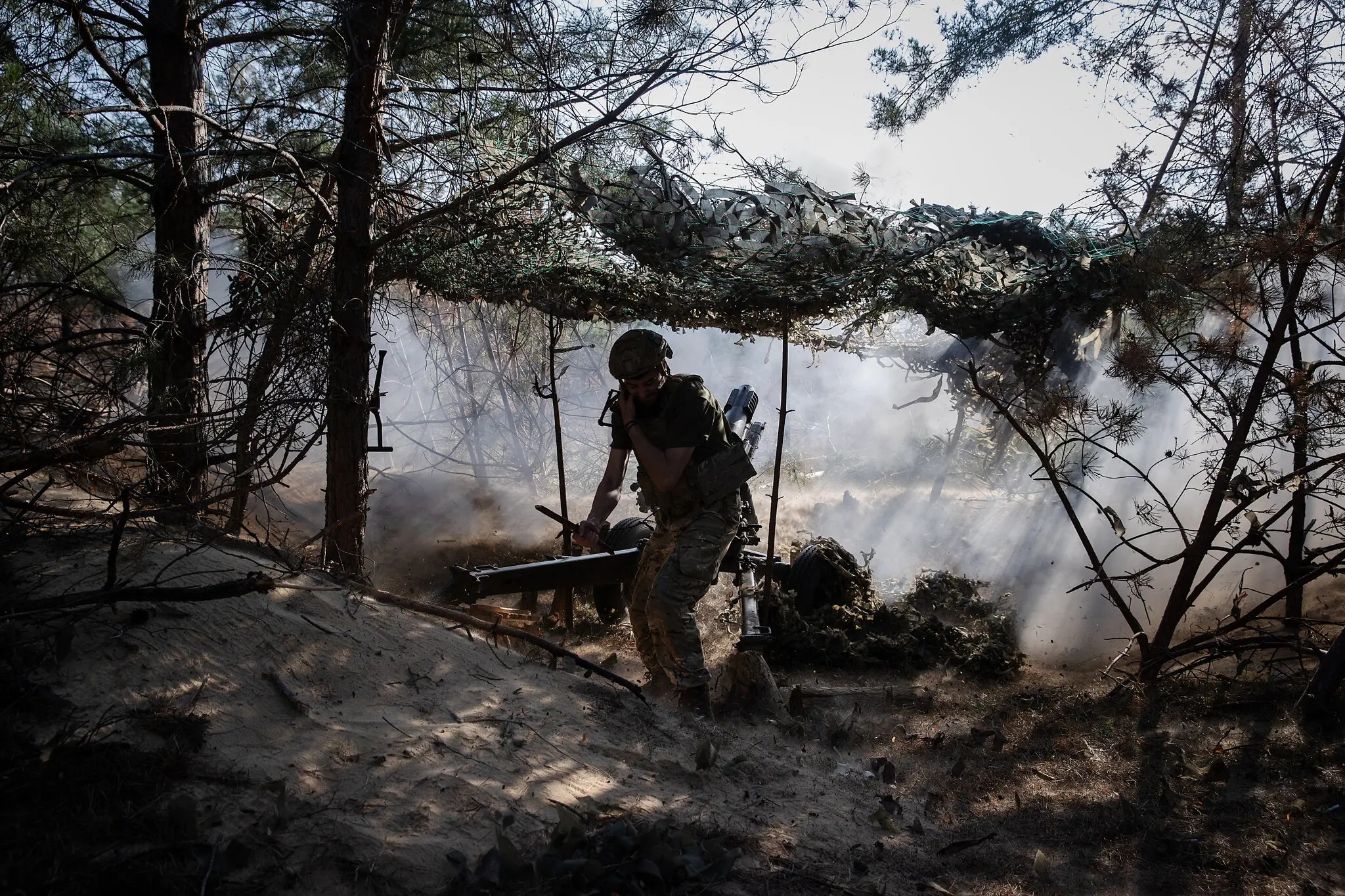 Член артилерійського підрозділу після обстрілу російської цілі поблизу Кремінної на Донбасі в Україні цього місяця.